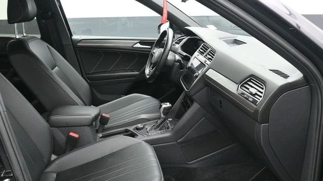 Used 2022 Black Volkswagen 2.0T SE R-Line Black image 9