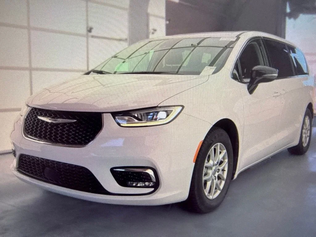 Used 2024 White/off-white Chrysler Touring L image 1