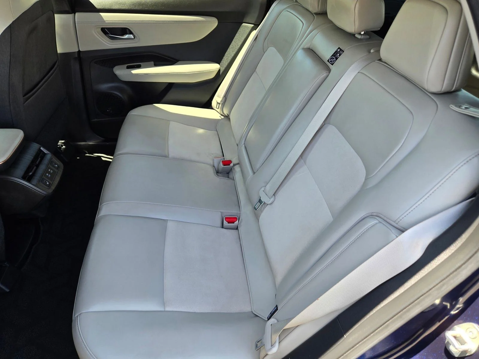 Used 2025 Deep Ocean Blue Pearl/Black Diamond Pearl Nissan ENGAGE image 13