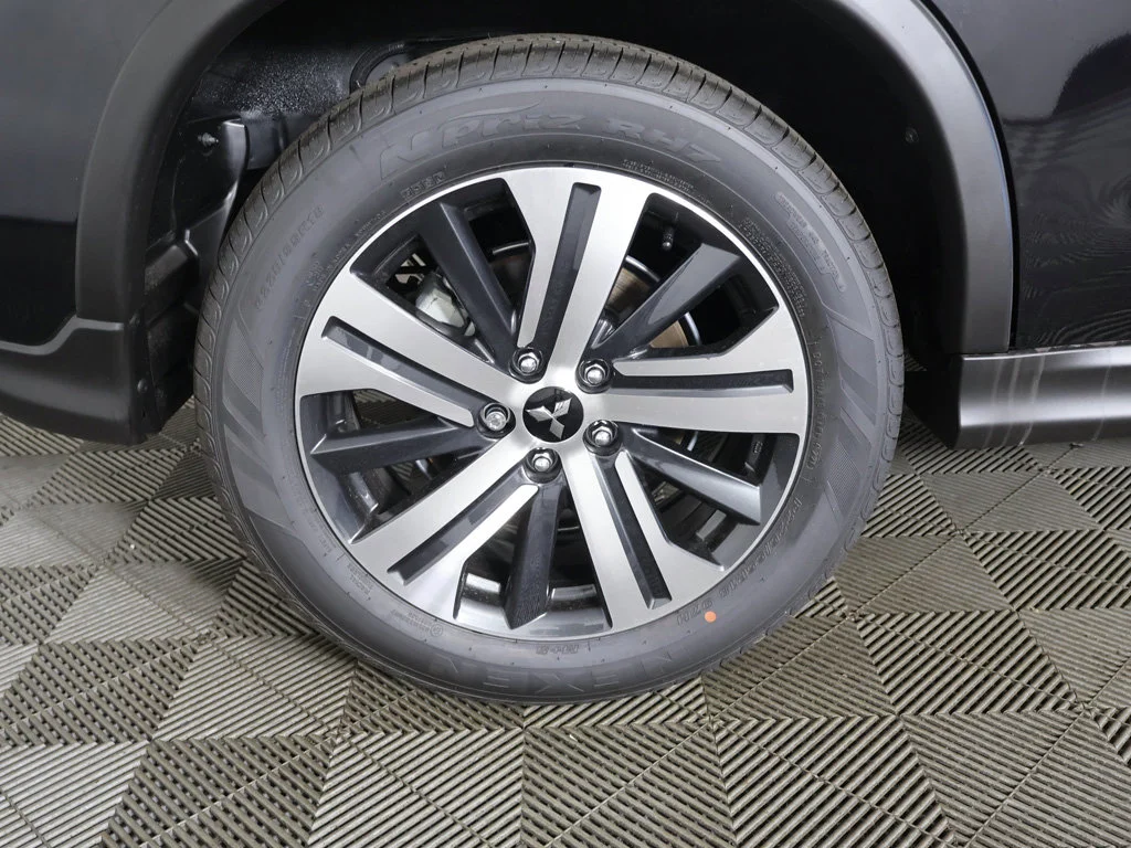 New 2027 Black Mitsubishi 2.0 ES AWC image 17