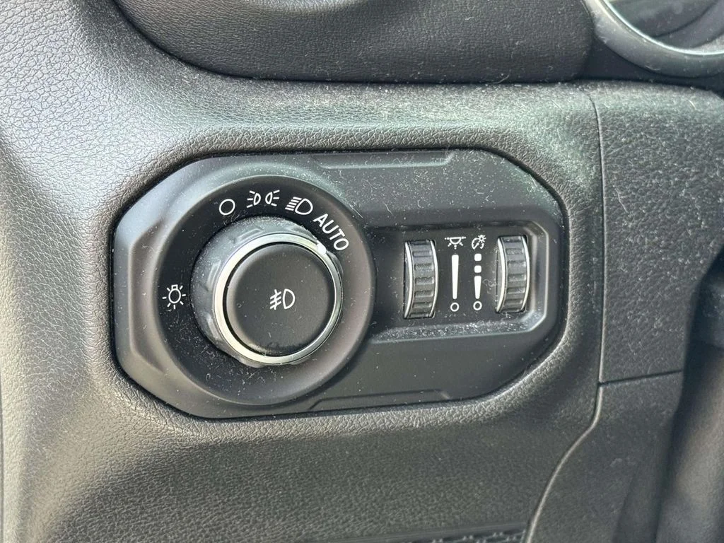 Used 2019 White Jeep Unlimited Sahara image 26