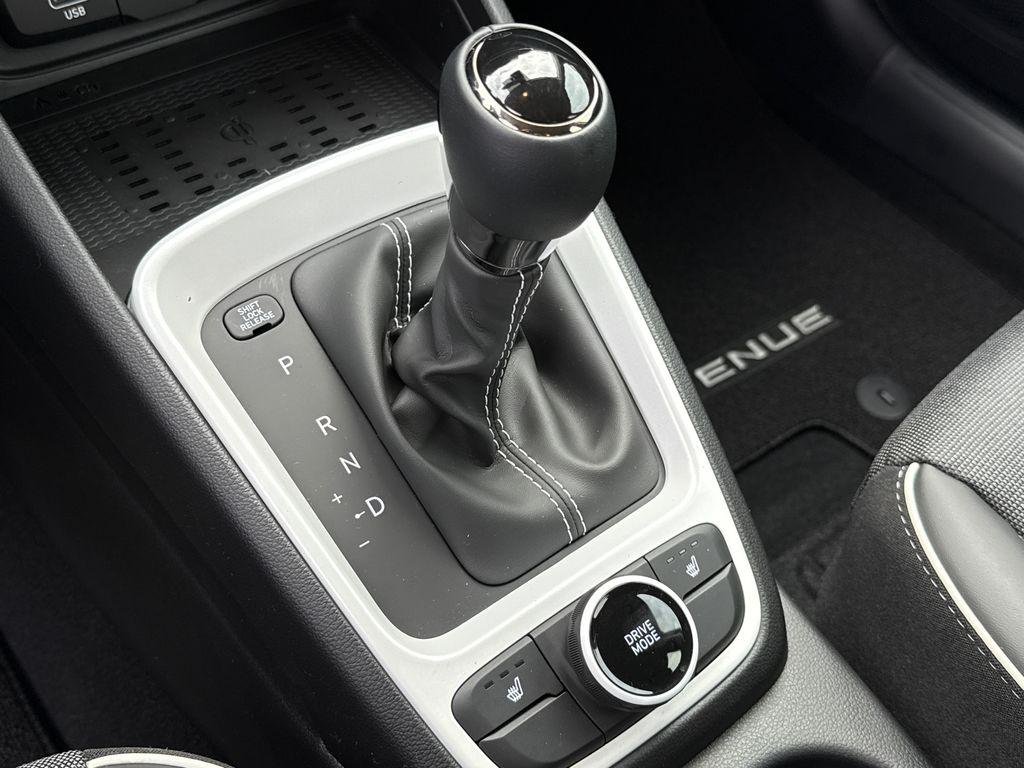 2025 Hyundai Venue Limited - Photo 23