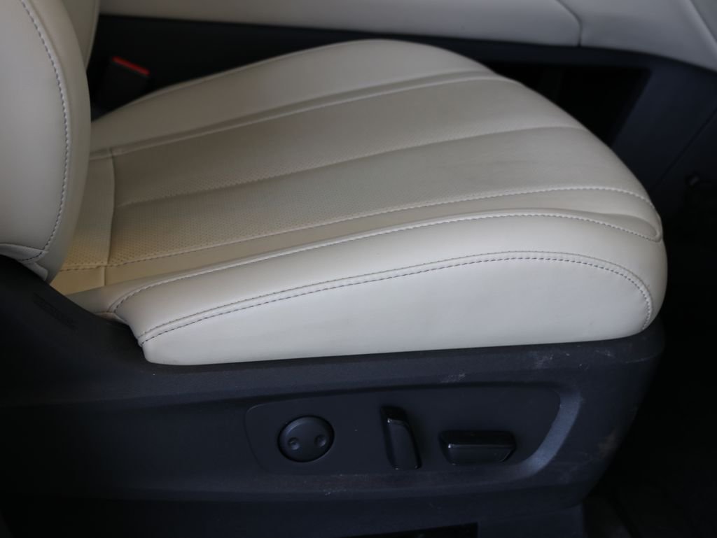 Used 2023 Silver INFINITI LUXE image 46