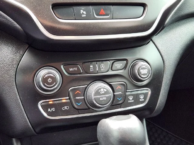 Used 2020 Silver Jeep Trailhawk image 18