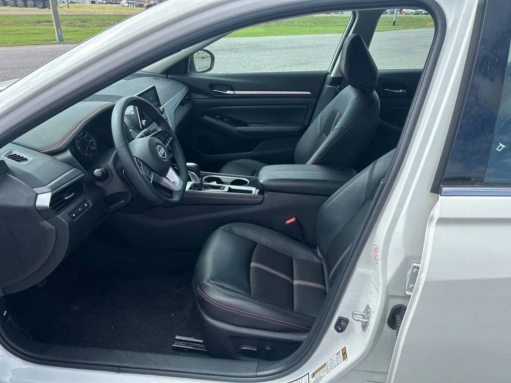 Used 2025 White Nissan 2.5 SR image 9