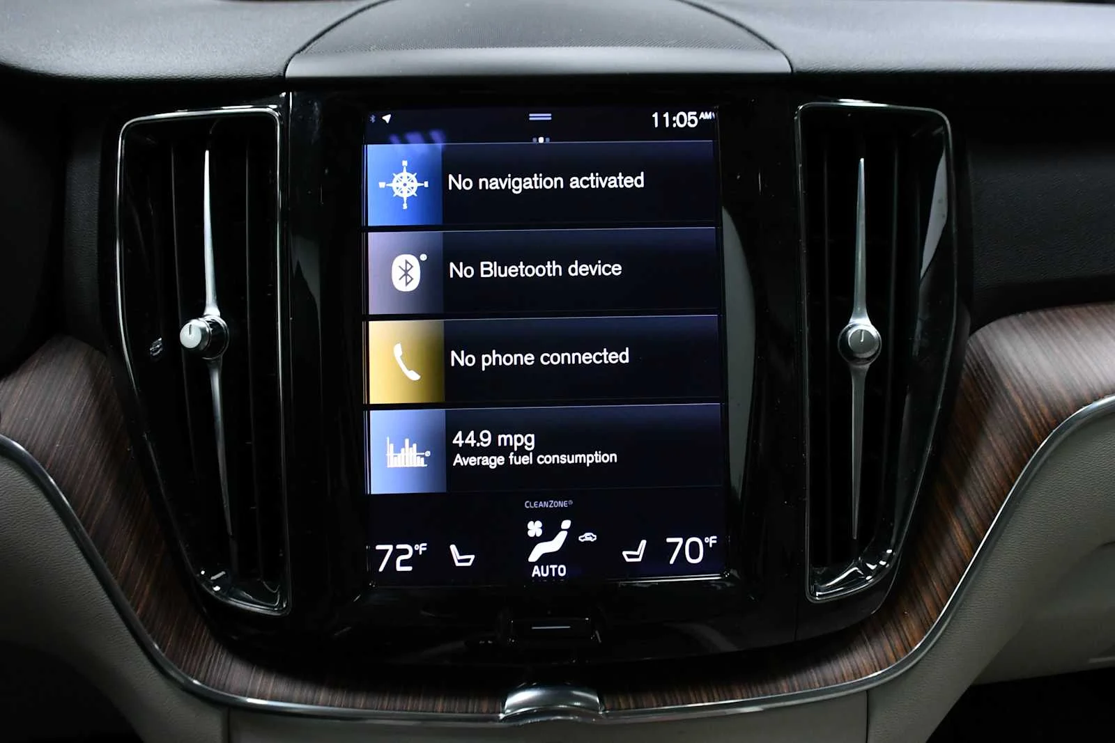 Used 2021 Crystal White Metallic Volvo Momentum image 17
