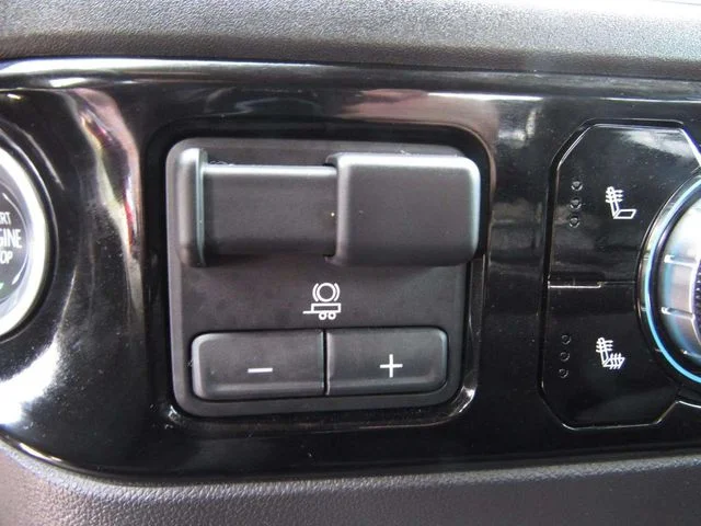 Used 2024 Summit White GMC Elevation image 19