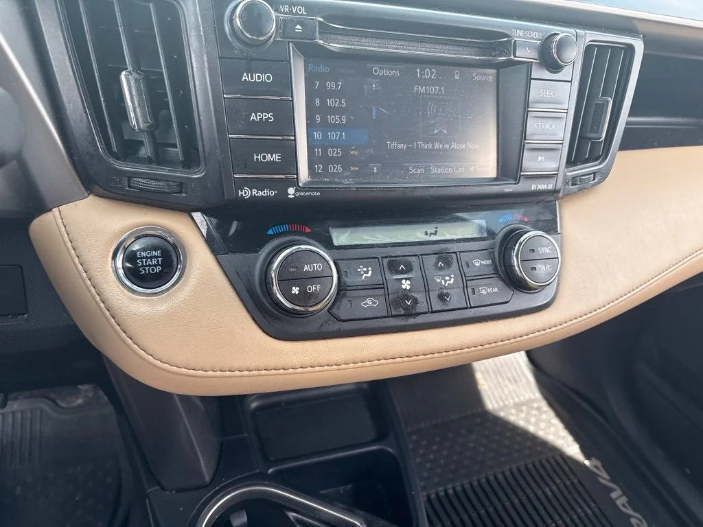 Used 2018 White Toyota XLE image 20