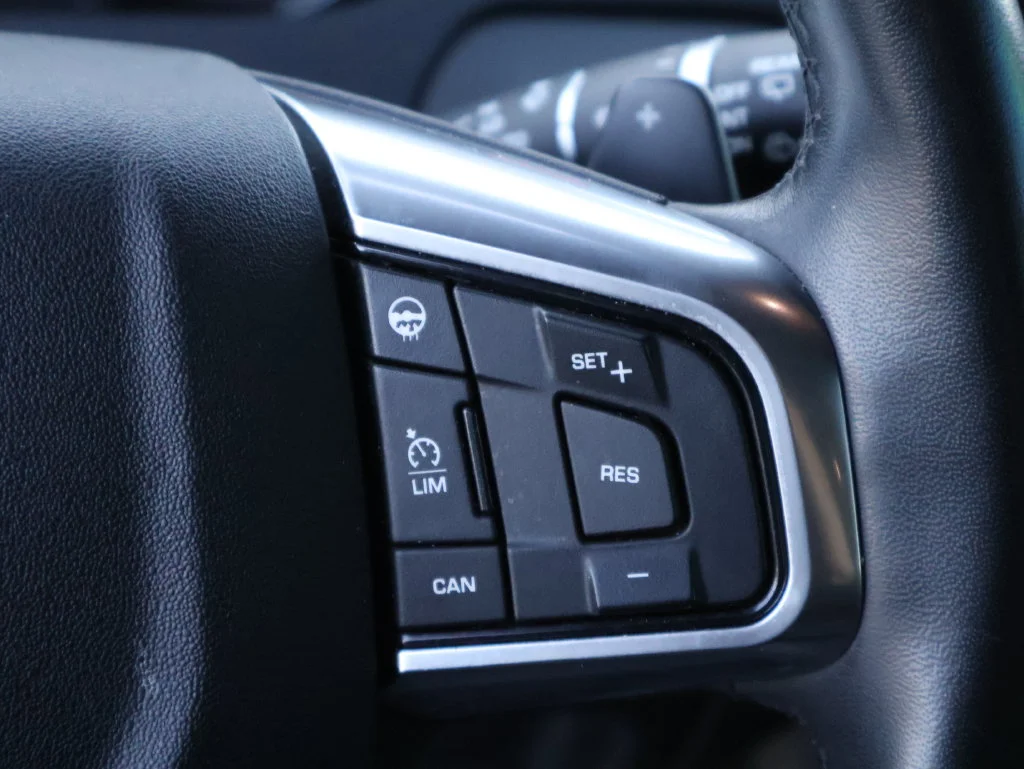Used 2019  Land Rover  image 33
