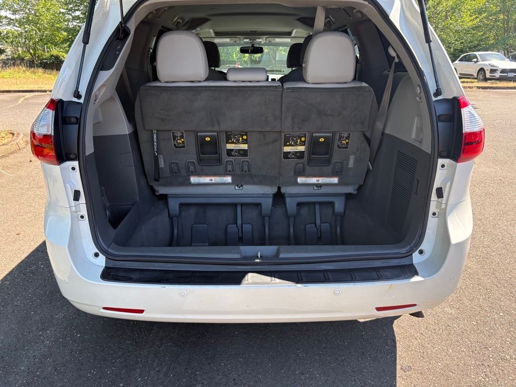 Used 2017  Toyota XLE image 23
