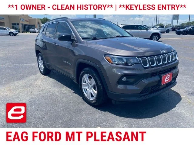 Used 2022 Granite Crystal Clearcoat Metallic Jeep Latitude image 1