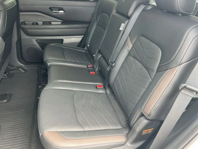 Used 2024 White Nissan Platinum image 32