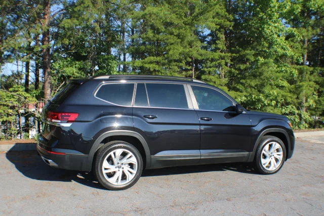 Used 2022 Deep Black Pearl Volkswagen 3.6L V6 SE w/Technology image 2