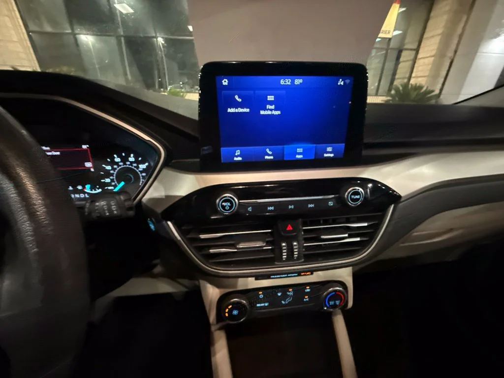 Used 2022 White Ford SE image 19