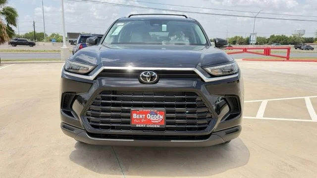 New 2026 Midnight Black Metallic Toyota XLE image 2