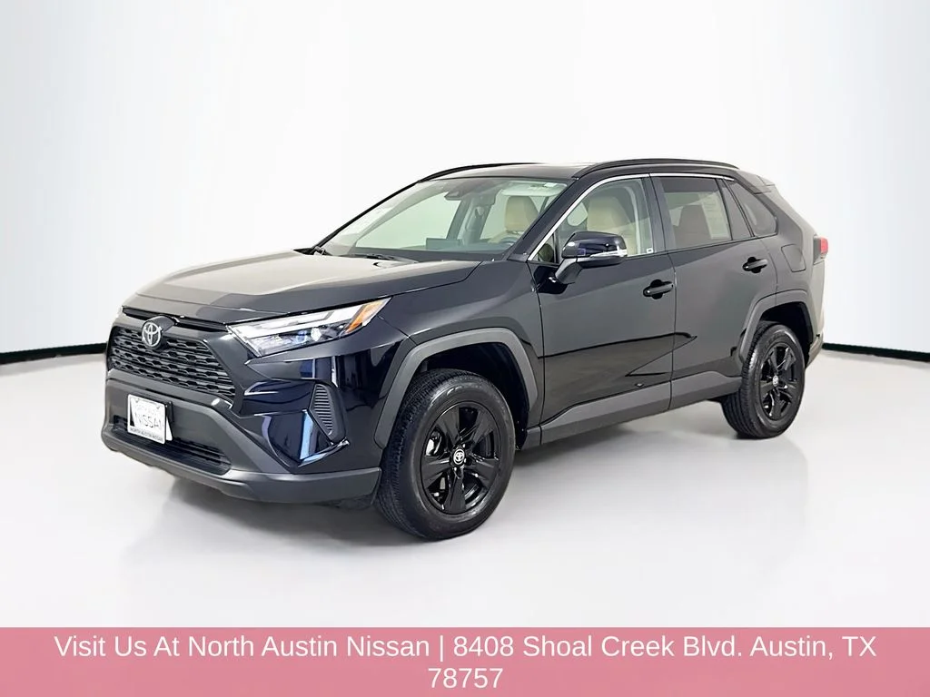 Used 2025  Toyota XLE image 3