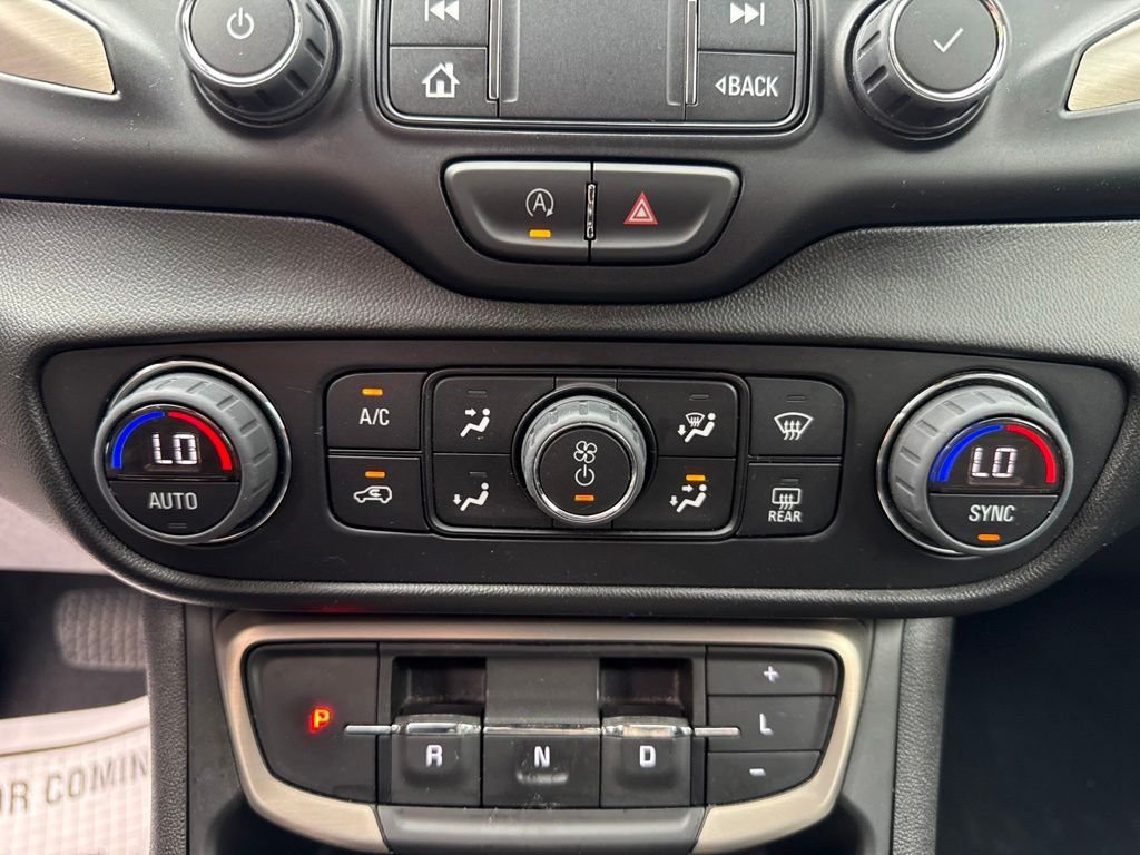 Used 2022 White GMC Denali image 33