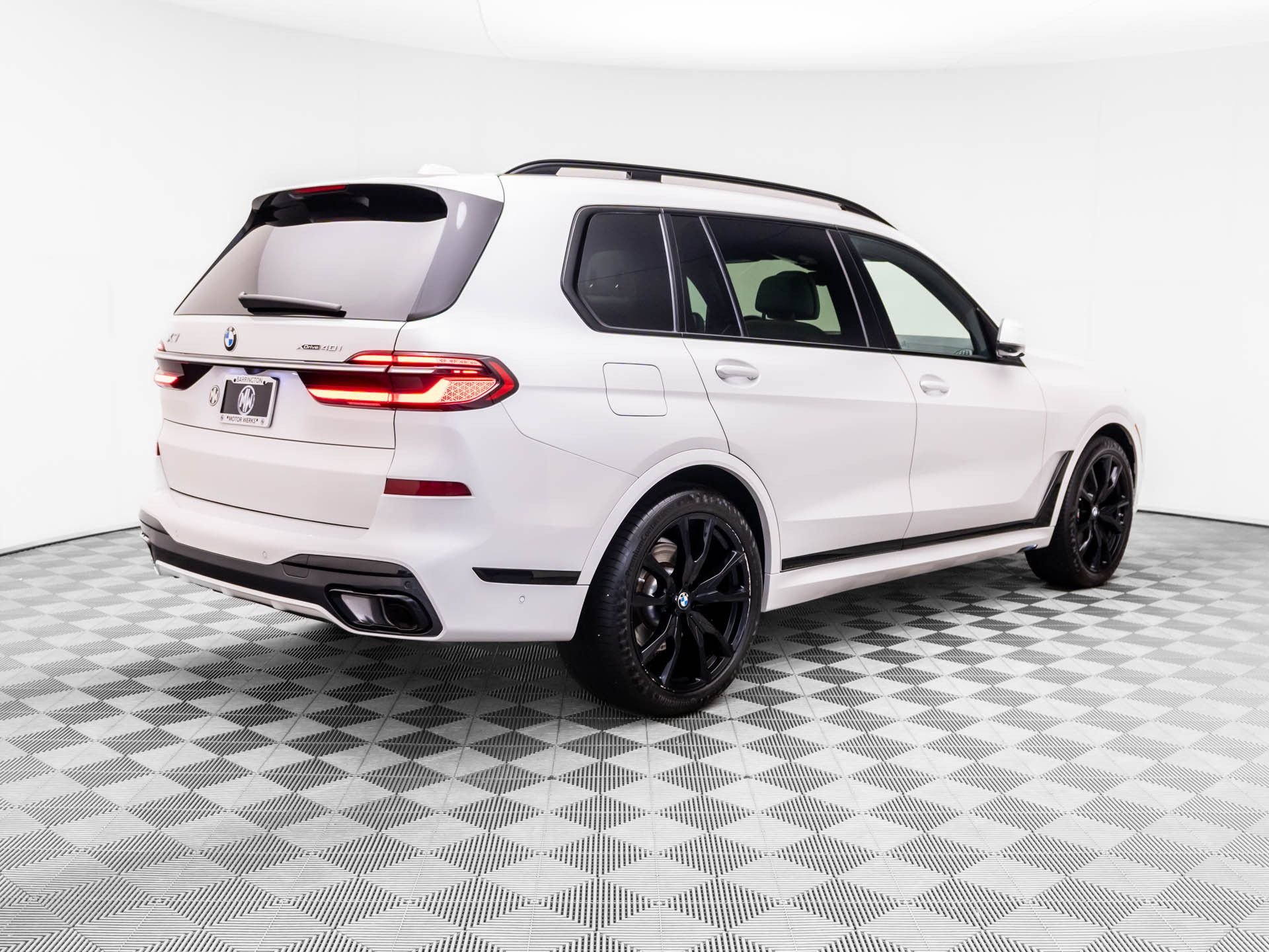 Used 2023 Mineral White Metallic BMW xDrive40i image 5
