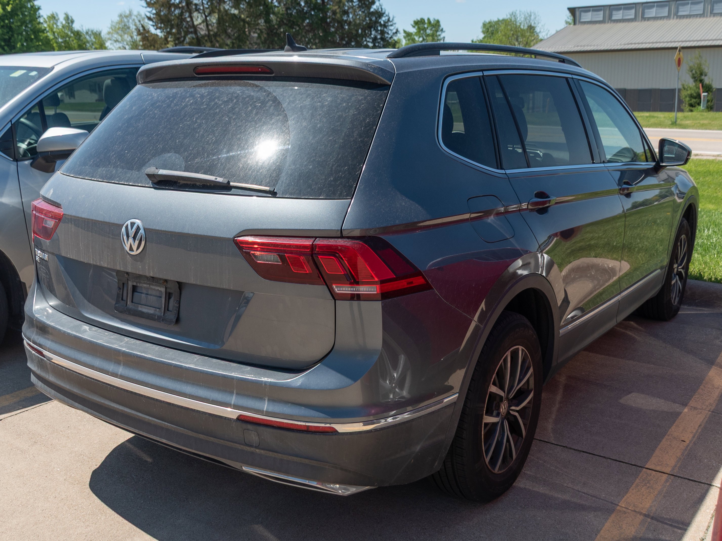 Used 2020 Gray Volkswagen SE image 7