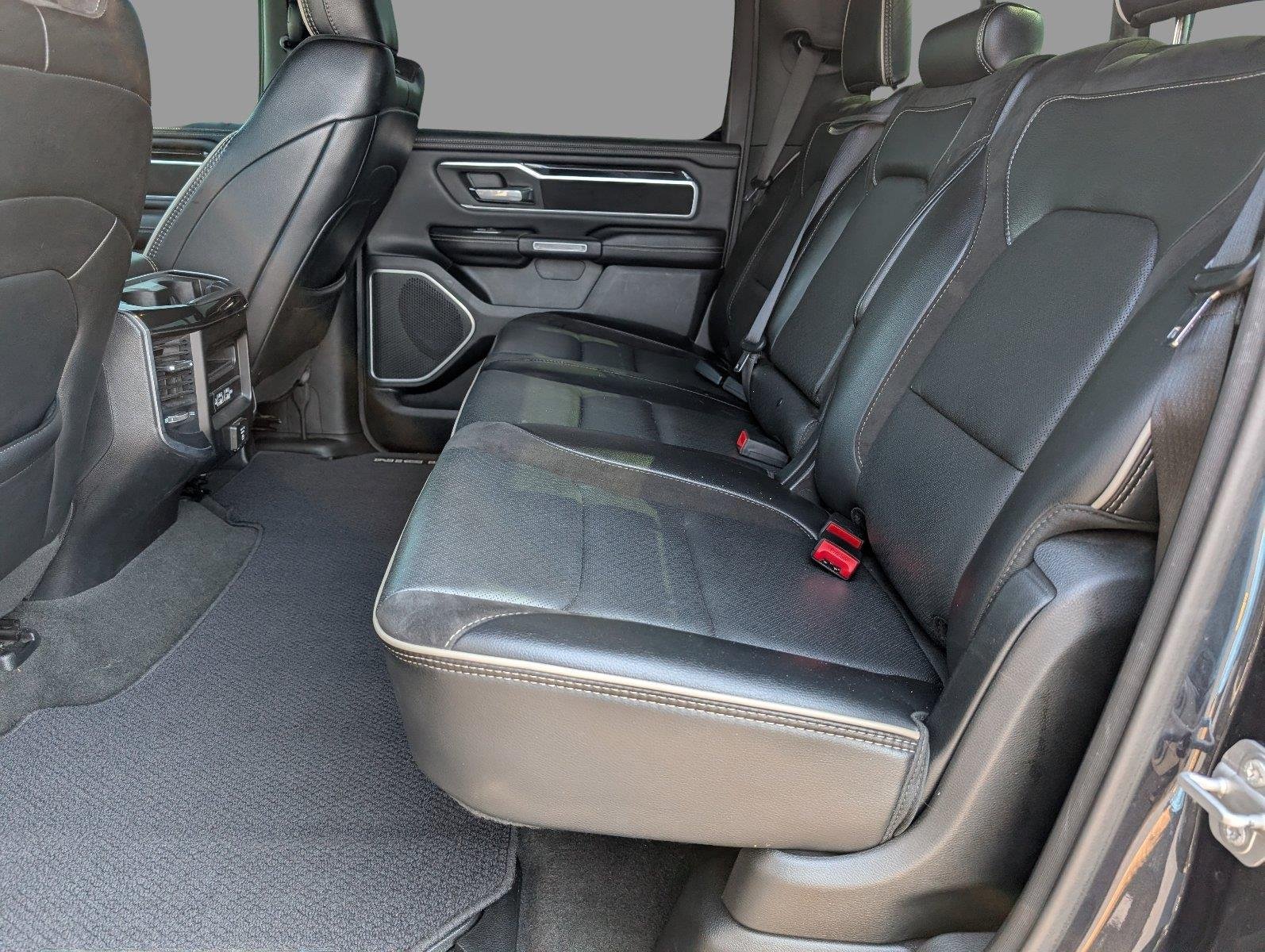 Used 2020 Diamond Black Crystal Pearlcoat Ram Laramie image 35
