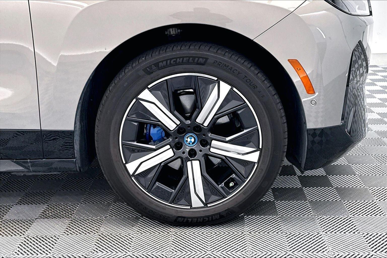 Used 2023 Oxide Grey Metallic BMW xDrive50 image 32
