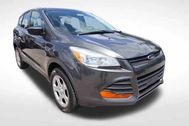 Used 2015  Ford S image 2
