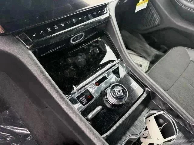 New 2026 Bright White Clear-Coat Exterior Paint Jeep Laredo image 20