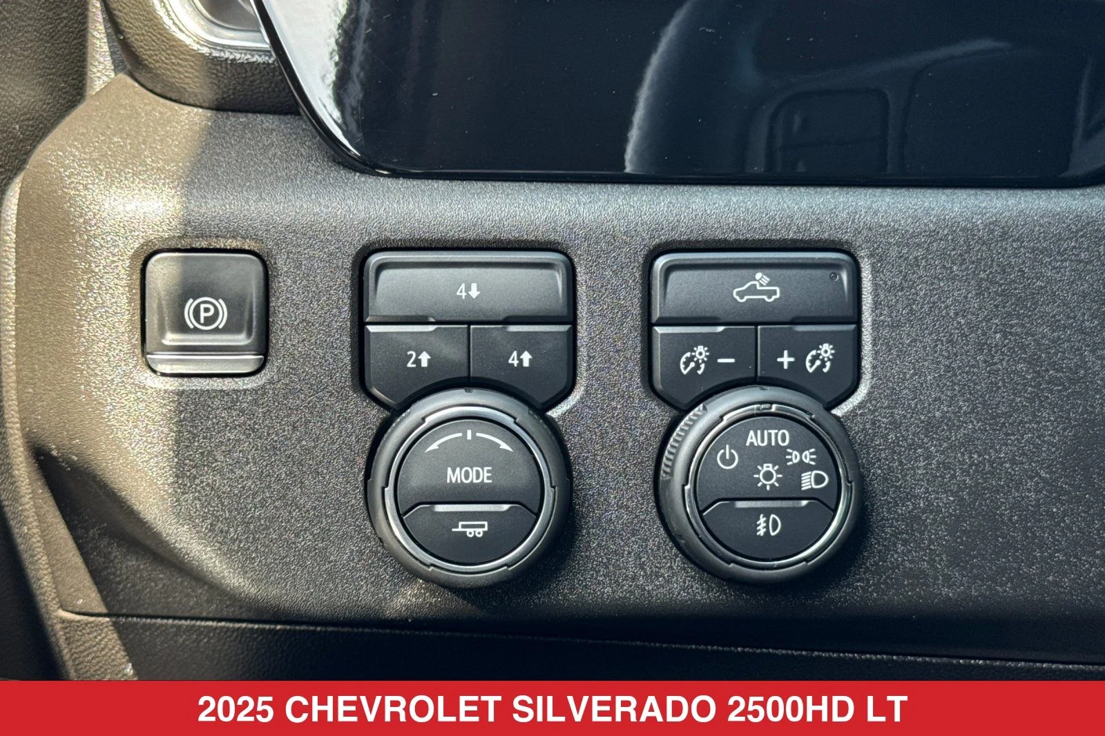Used 2025 White Chevrolet LT image 29
