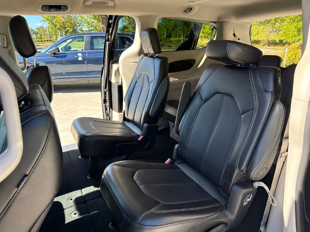 Used 2024 Diamond Black Chrysler Touring L image 32