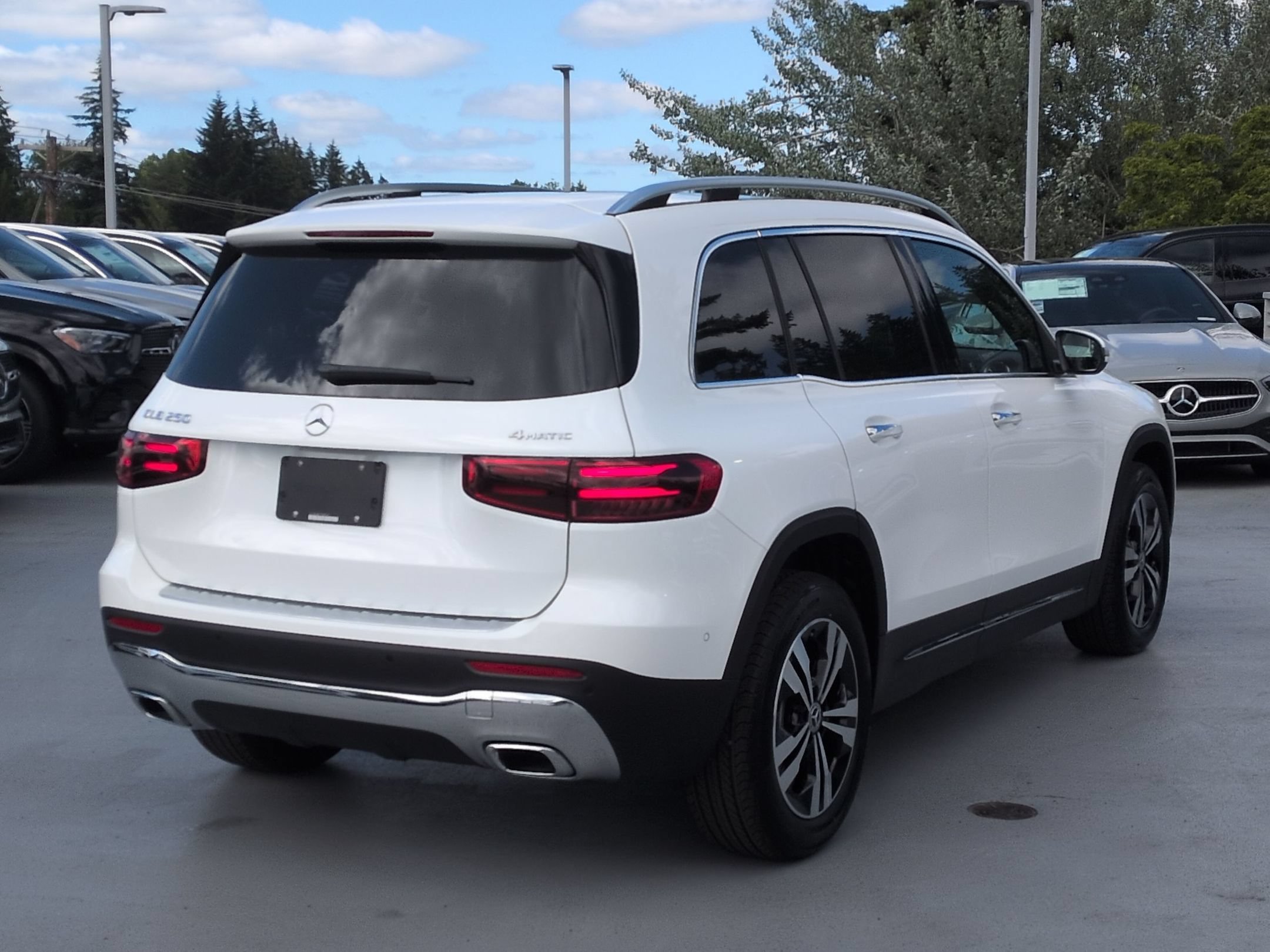 New 2026 Polar White Mercedes-Benz GLB 250 image 43