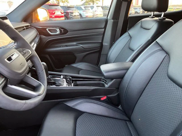 Used 2026 Silver Jeep Latitude image 9