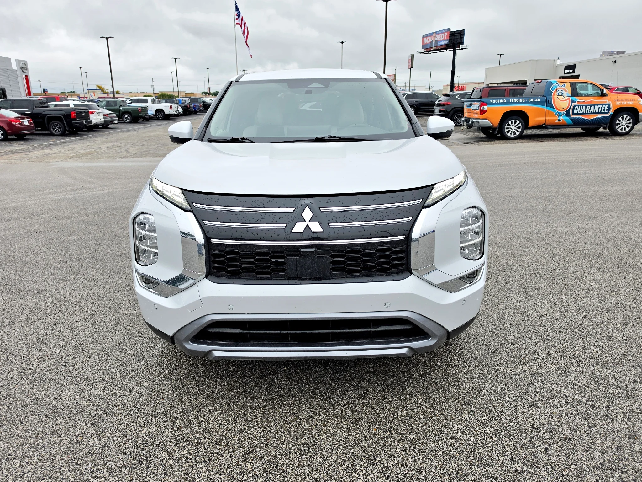 Used 2025 White Diamond Mitsubishi SE image 2