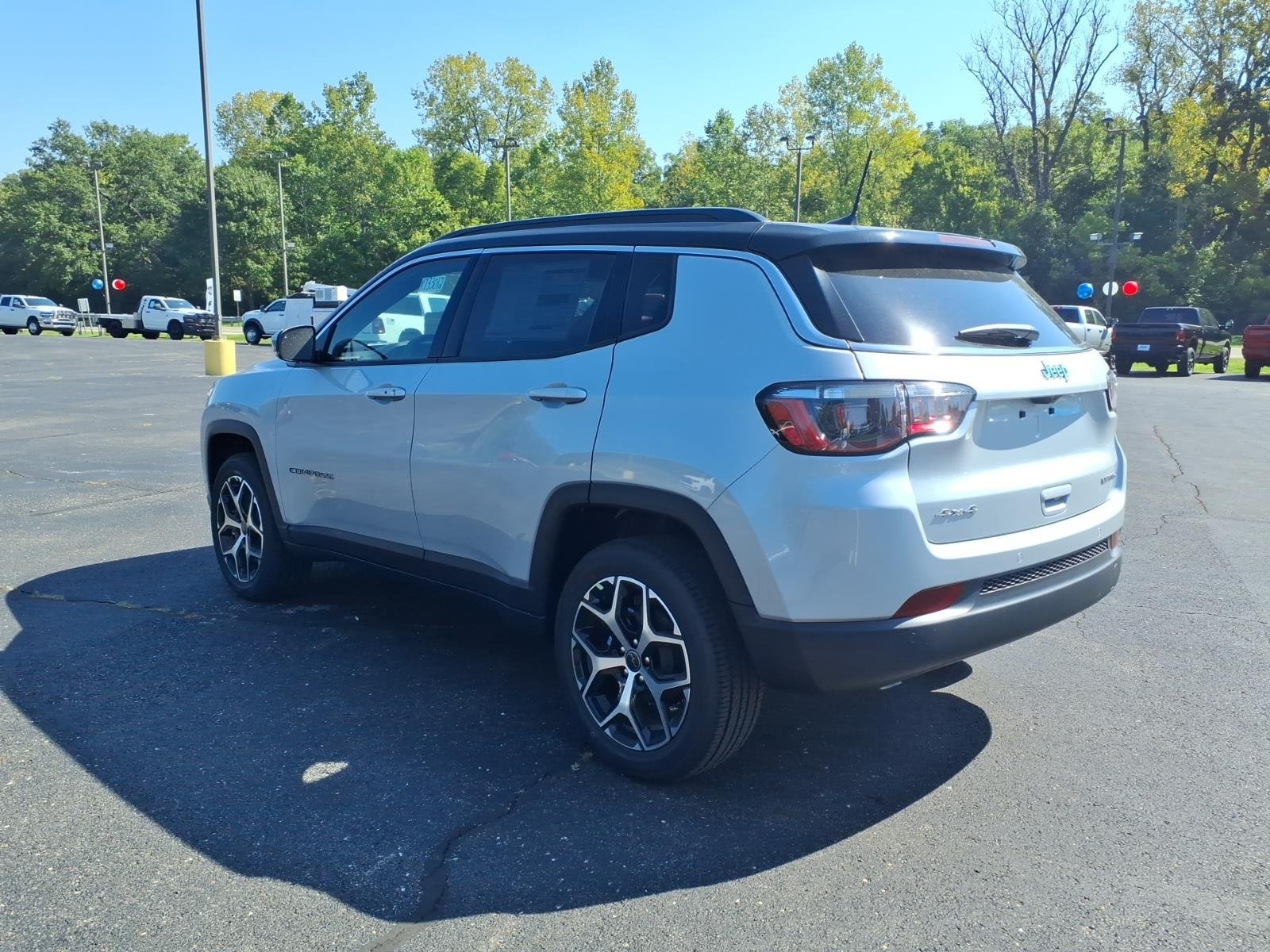 New 2026 Silver Zynith Metallic Clear-Coat Exterior Paint Jeep Limited image 5