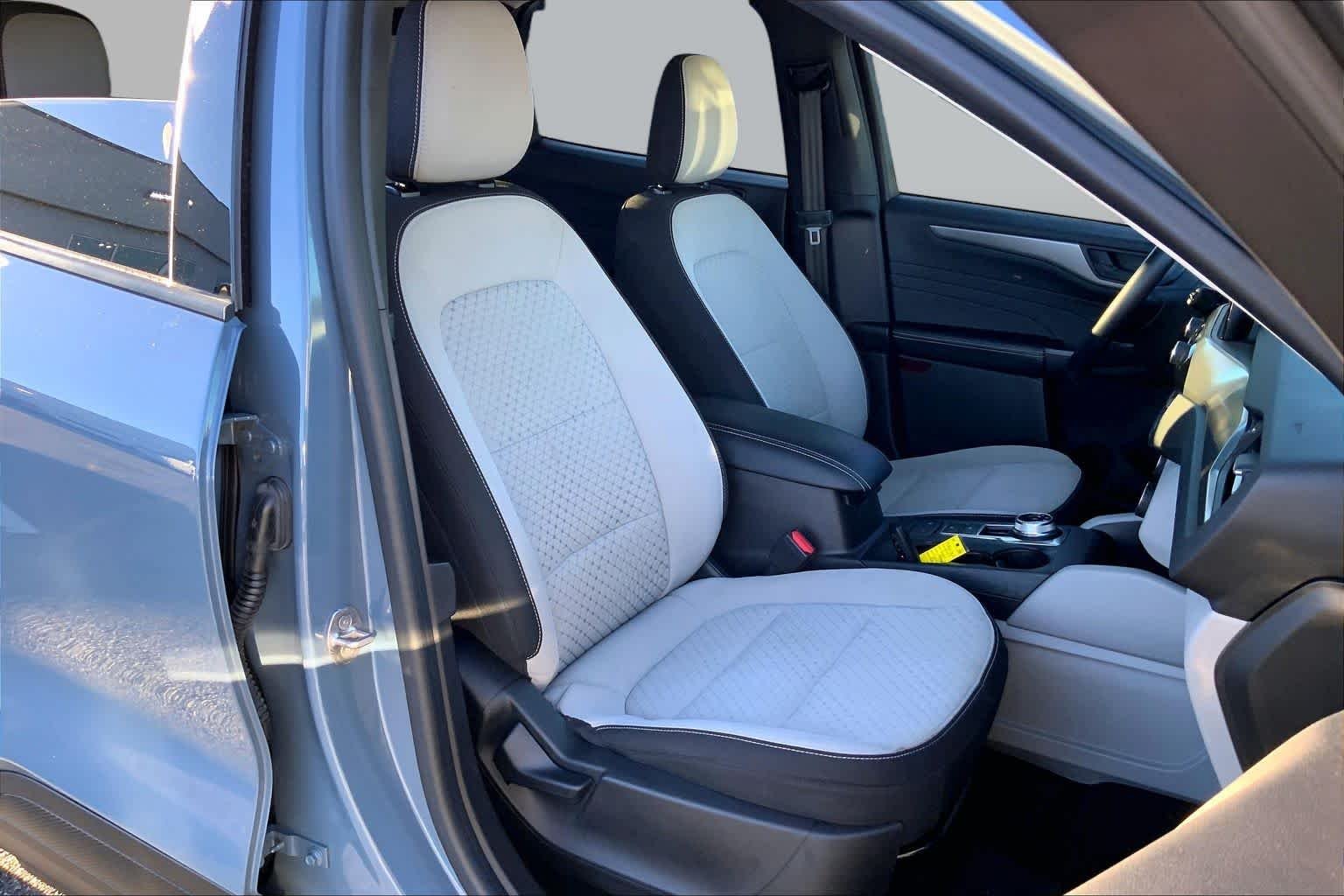 Used 2023 Vapor Blue Metallic Ford Active image 8