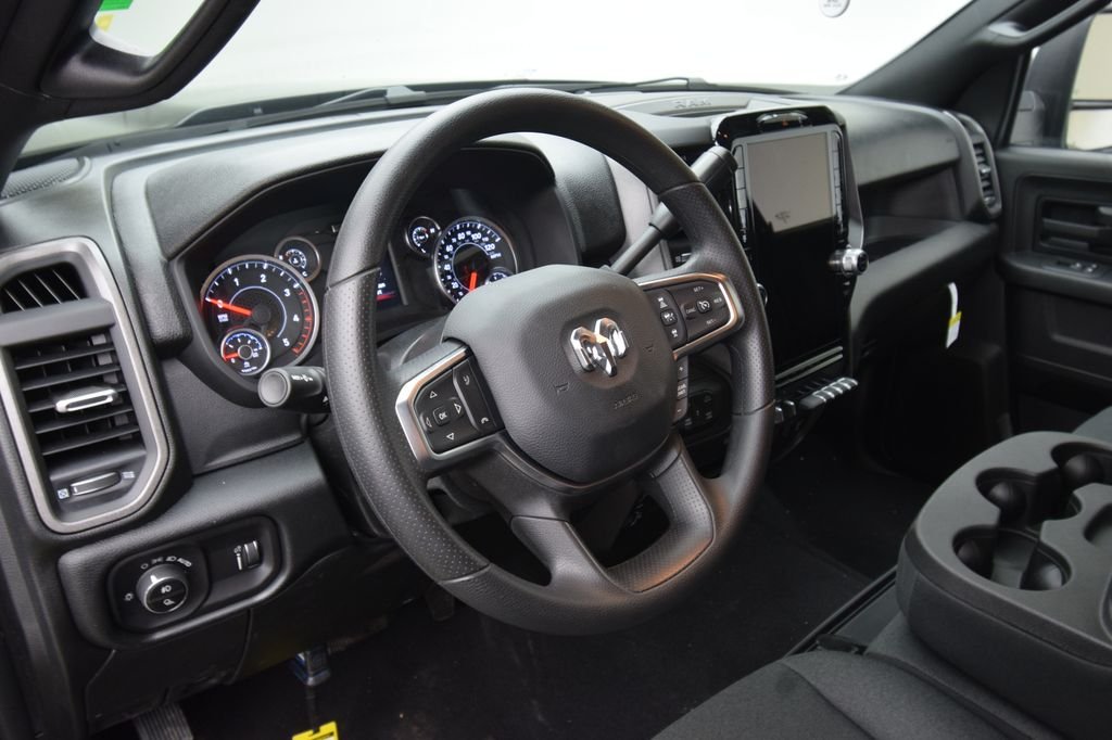 New 2026 Diamond Black Crystal Pearl-Coat Exterior Paint RAM Tradesman image 35