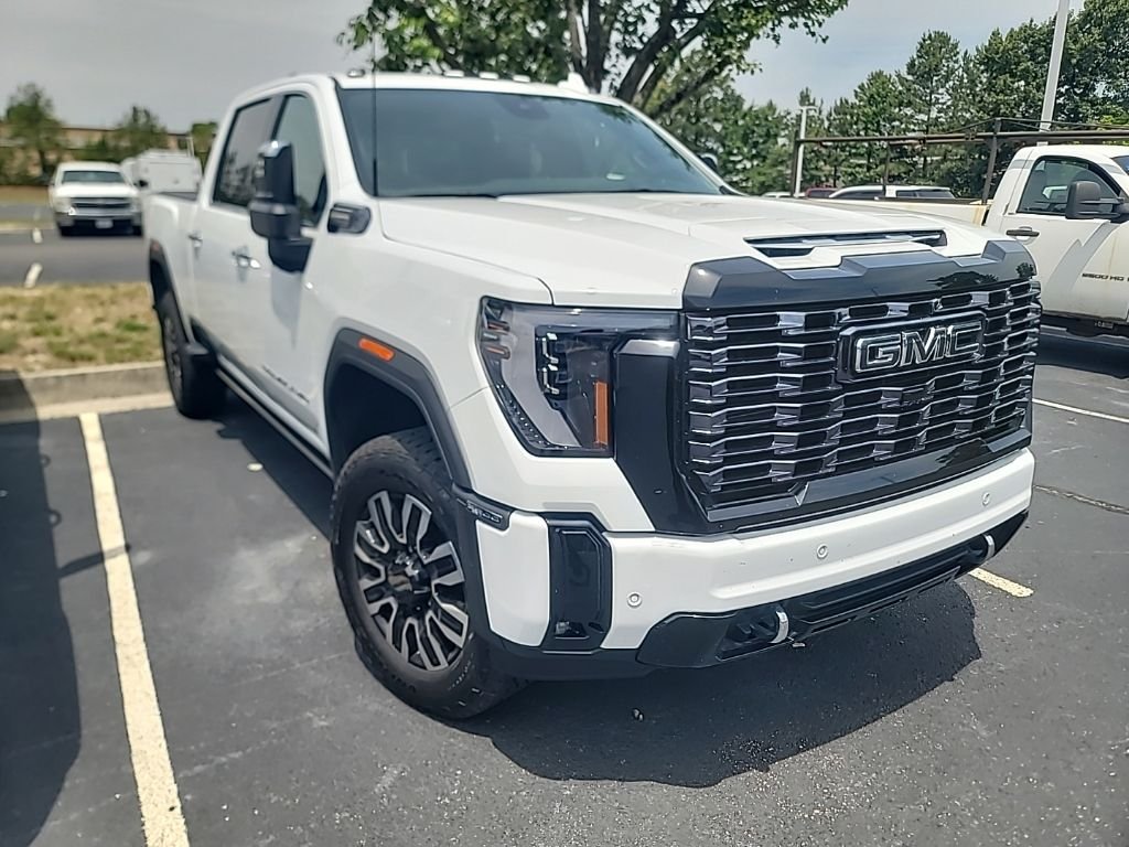 Used 2025 White GMC Denali Ultimate image 10