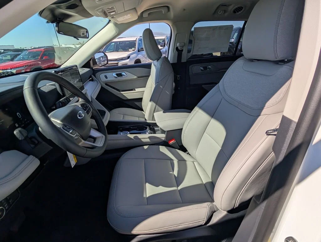 New 2026 Star White Metallic Tri-Coat Ford Active image 5