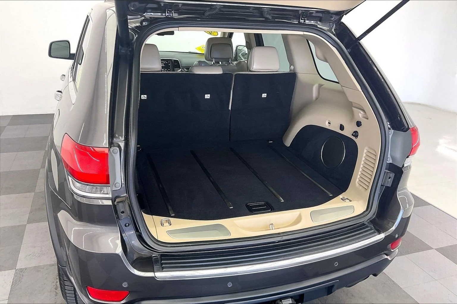 Used 2014 Granite Crystal Metallic Clearcoat Jeep Limited image 27
