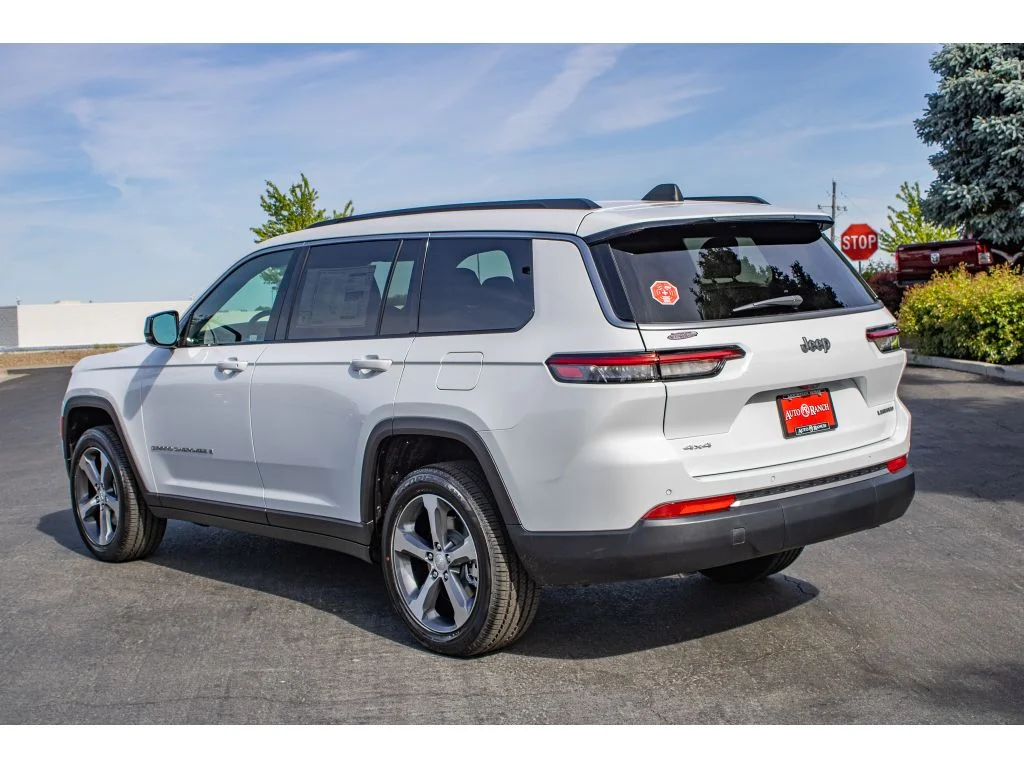 New 2026 Bright White Clear-Coat Exterior Paint Jeep Limited image 6