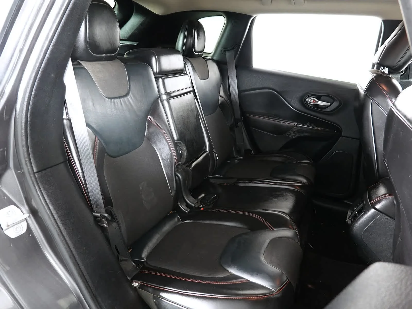 Used 2016 Granite Crystal Metallic Clearcoat Jeep Trailhawk image 4
