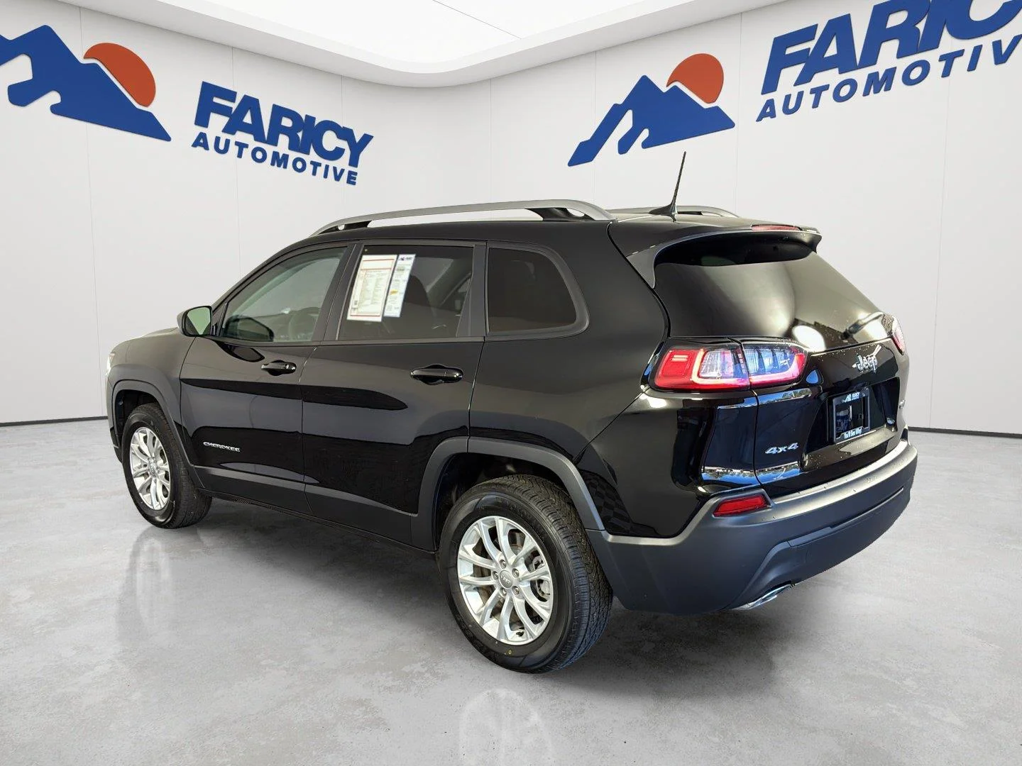 Used 2020 Diamond Black Crystal Pearlcoat Jeep Latitude image 7