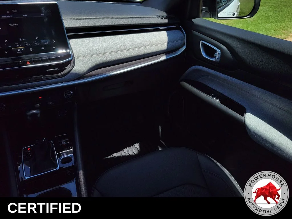 Used 2023 White Jeep Latitude Lux image 21