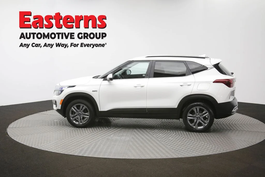 Used 2021 White Kia S image 59