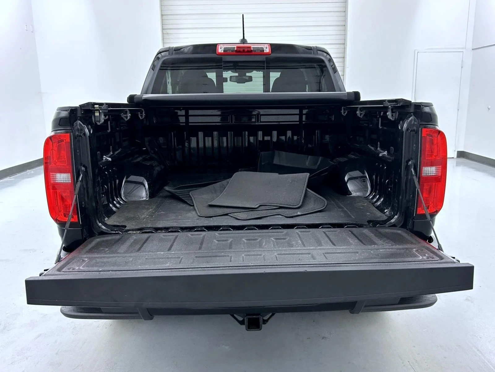 Used 2022 Black Chevrolet Z71 image 22