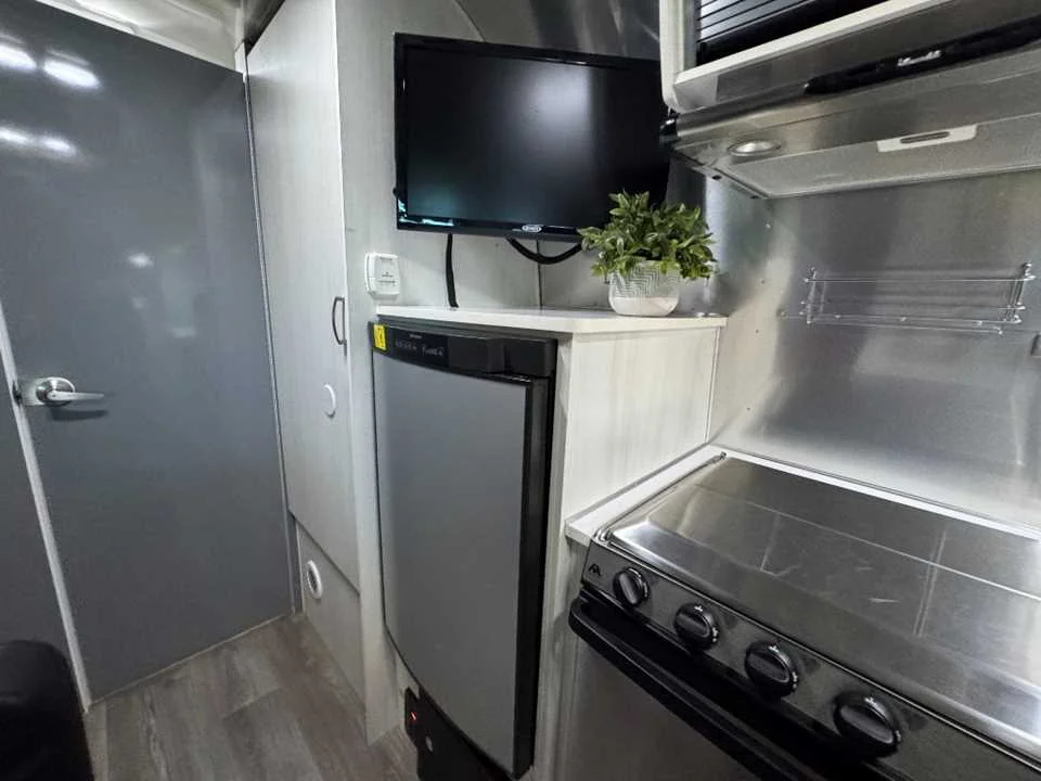 Used 2016 SILVER AIRSTREAM  image 23