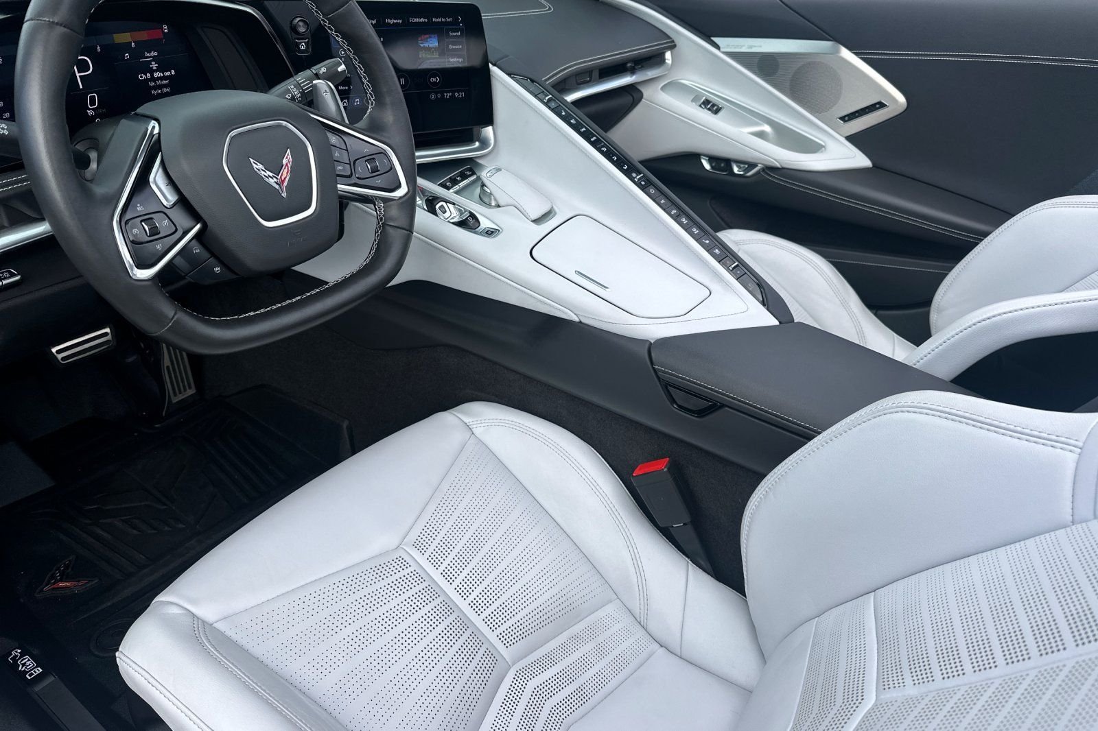 Used 2022 White Chevrolet Stingray image 11
