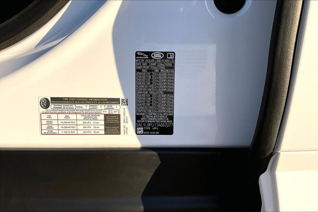 New 2026 FUJI WHITE Land Rover Dynamic SE image 8