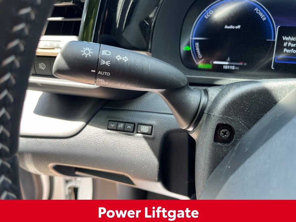Used 2025 White Toyota XLE image 18
