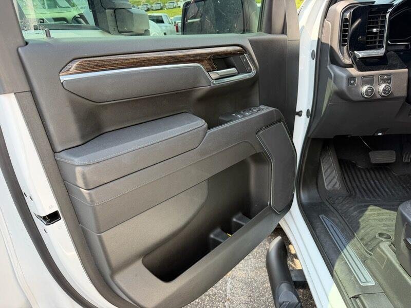 Used 2025 Summit White GMC Elevation image 4