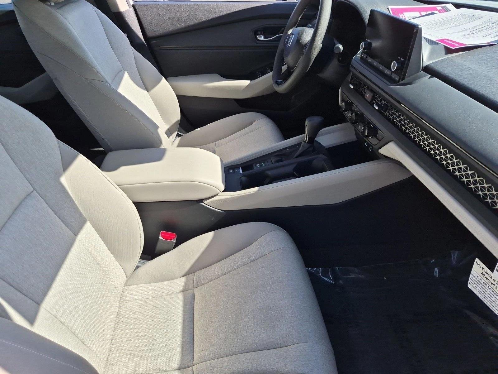 Used 2025 Platinum White Pearl Honda SE image 20